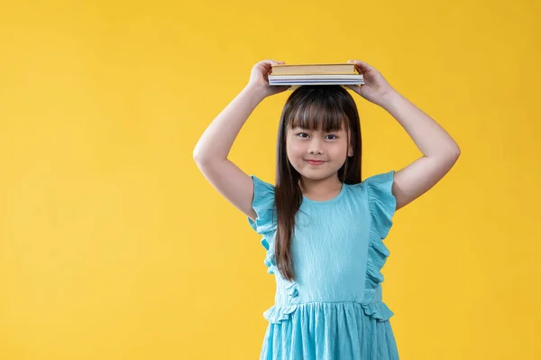 Ein Fröhliches Und Entzückendes Junges Asiatisches Mädchen Hält Sich Lächelnd — Stockfoto