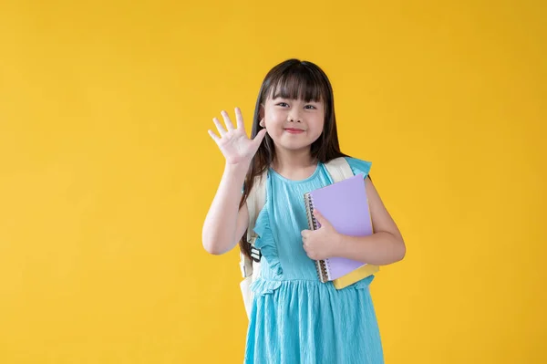 Ein Hübsches Und Freundliches Kleines Asiatisches Schulmädchen Einem Niedlichen Blauen — Stockfoto