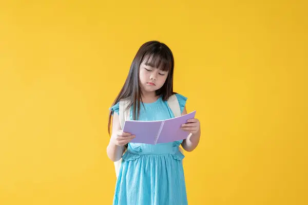 Ein Entzückendes Junges Asiatisches Schulmädchen Einem Niedlichen Blauen Kleid Konzentriert — Stockfoto
