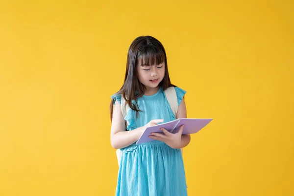 Eine Entzückende Junge Asiatische Schulmädchen Einem Niedlichen Blauen Kleid Genießt — Stockfoto