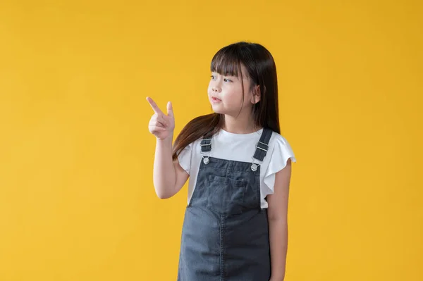 Ein Entzückendes Und Positives Kleines Asiatisches Mädchen Einem Niedlichen Jeanskleid — Stockfoto