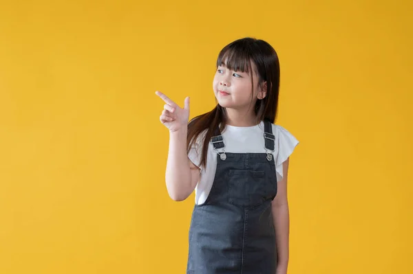 Ein Entzückendes Und Positives Kleines Asiatisches Mädchen Einem Niedlichen Jeanskleid — Stockfoto