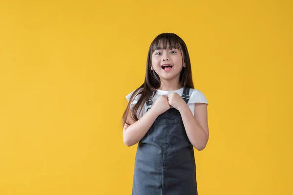 Ein Positives Und Aufgeregtes Kleines Asiatisches Mädchen Einem Niedlichen Jeanskleid — Stockfoto