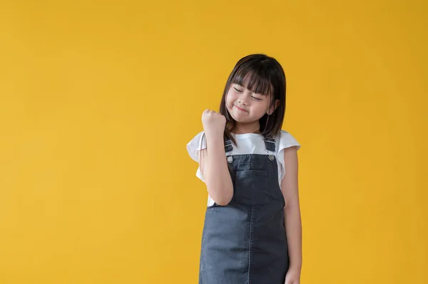 Ein Bezauberndes Und Positives Kleines Asiatisches Mädchen Einem Niedlichen Jeanskleid — Stockfoto