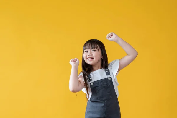 Ein Fröhliches Und Positives Kleines Asiatisches Mädchen Einem Niedlichen Jeanskleid — Stockfoto