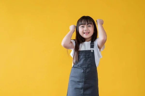 Ein Süßes Und Lächelndes Kleines Asiatisches Mädchen Einem Niedlichen Jeanskleid — Stockfoto