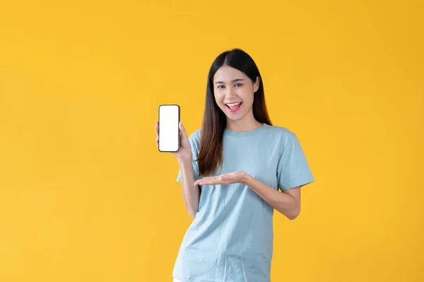 Una Bella Sorridente Giovane Asiatica Mostra Schermo Bianco Uno Smartphone — Foto Stock