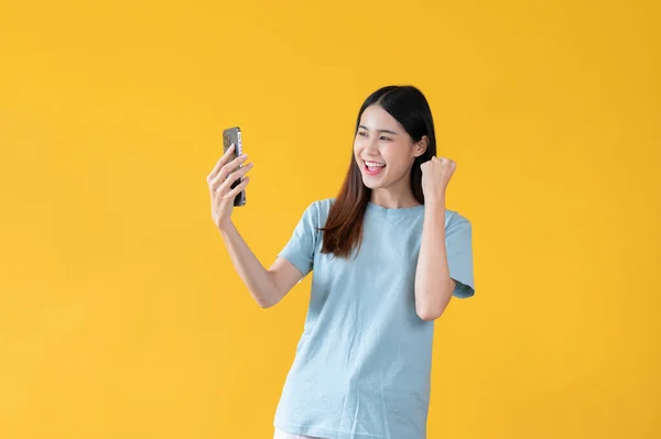 Egy Boldog Izgatott Fiatal Ázsiai Nézi Okostelefon Képernyőjét Boldog Arccal — Stock Fotó