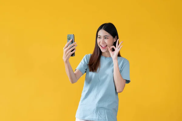 Una Donna Asiatica Attraente Sorridente Una Shirt Blu Sta Mostrando — Foto Stock