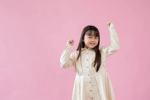 Ein Fröhliches Und Süßes Kleines Asiatisches Mädchen Das Mit Erhobenen — Stockfoto