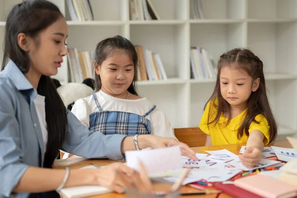 Dwie Urocze Azjatki Uczą Się Angielskiego Alfabetu Prywatnym Nauczycielem Domu — Zdjęcie stockowe