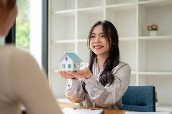 Beautiful Professional Asian Female Real Estate Agent Realtor Having Meeting — Stock Photo, Image