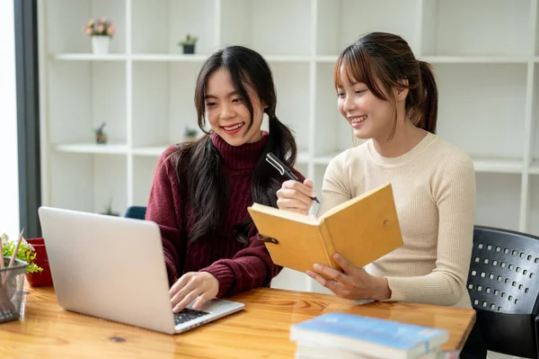 Dois Estudantes Universitárias Asiáticas Bonitas Felizes Estão Fazendo Dever Casa — Fotografia de Stock