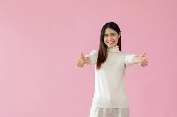 Beautiful Smiling Young Asian Woman Casual Clothes Shows Her Thumbs — Stock Photo, Image