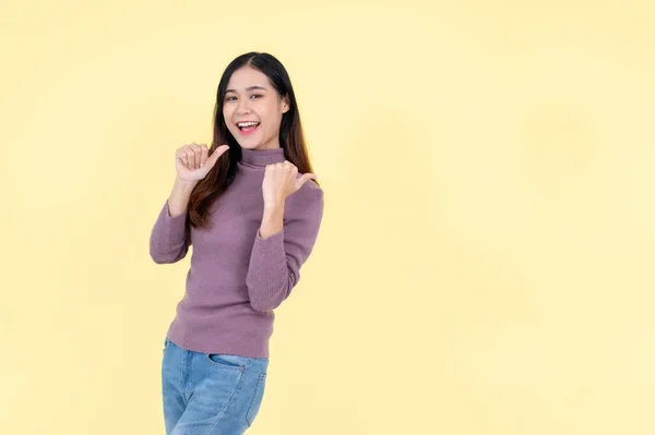 Cheerful Beautiful Asian Woman Pointing Her Thumbs Backward Empty Space — Stock Photo, Image