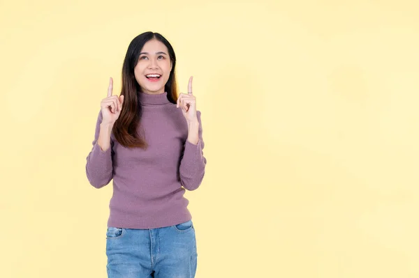Cheerful Beautiful Asian Woman Looking Upwards Pointing Her Finger Standing — Stock Photo, Image