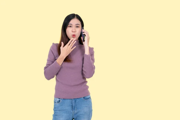 Excited Surprised Asian Woman Talking Phone Someone Standing Isolated Yellow — Stock Photo, Image
