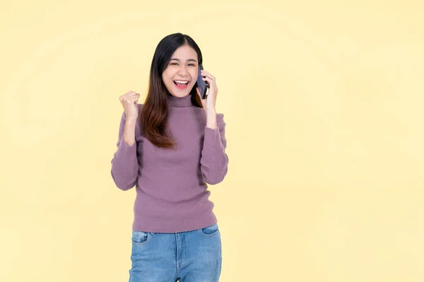 Una Mujer Asiática Alegre Bonita Está Hablando Por Teléfono Haciendo —  Fotos de Stock