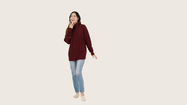 Una Joven Asiática Atractiva Alegre Suéter Rojo Levanta Sobre Fondo —  Fotos de Stock