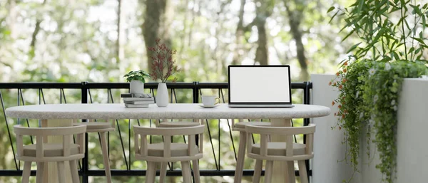 Laptop Biały Ekran Makieta Minimalnym Białym Stole Balkonie Pięknym Widokiem — Zdjęcie stockowe