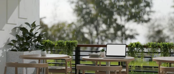 Белый Макет Ноутбука Деревянном Столе Балконе Дождливый День Кафе Кафе — стоковое фото
