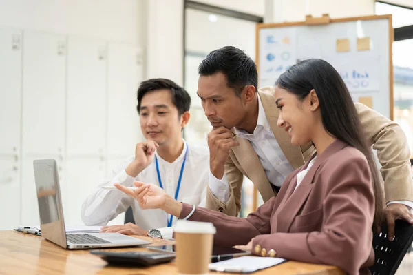 Grupo Empresários Asiáticos Profissionais Está Concentrando Projeto Brainstorming Discutir Trabalho — Fotografia de Stock