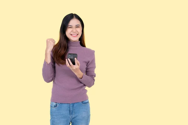 Щаслива Схвильована Молода Азіатка Дивиться Камеру Щасливим Обличчям Тримає Телефон — стокове фото