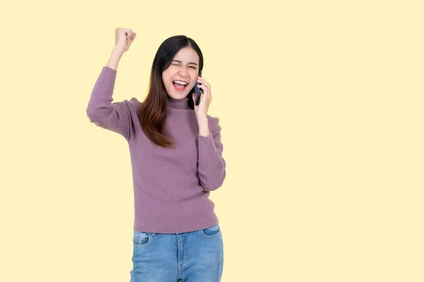 Μια Χαρούμενη Και Όμορφη Ασιάτισσα Μιλάει Στο Κινητό Της Τηλεφωνεί — Φωτογραφία Αρχείου