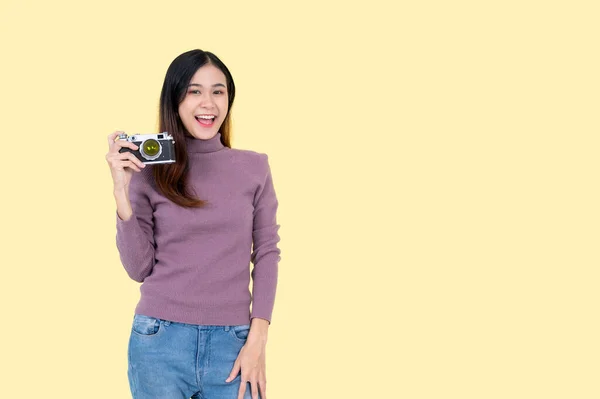 Uma Mulher Asiática Feliz Bonita Está Segurando Sua Câmera Filme — Fotografia de Stock