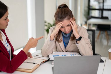 Toplantıda stresli bir Asyalı kadın ofis çalışanı patronu tarafından şikayet edildi. Suçlama, kınama, sorun, kınama