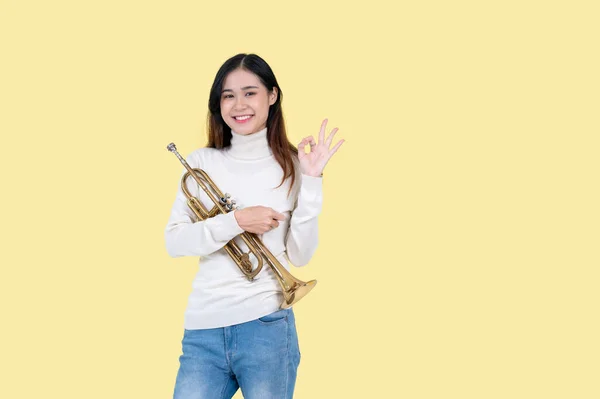 Весела Талановита Азіатка Музикантка Трубою Показує Знак Добре Стоїть Ізольованому — стокове фото