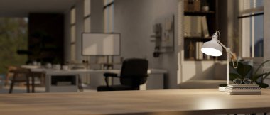 Ürününüzü masa lambası, gözlük ve modern ofis arka planında bulunan kitaplarla ahşap bir masada sergilemek için bir kopya alanının yakın plan görüntüsü. 3d görüntüleme, 3d illüstrasyon