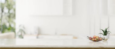 Ürününüzü arka planda bulanık beyaz bir mutfak üzerine beyaz bir masa üstünde göstermek için alanı kopyalayın. 3d görüntüleme, 3d illüstrasyon