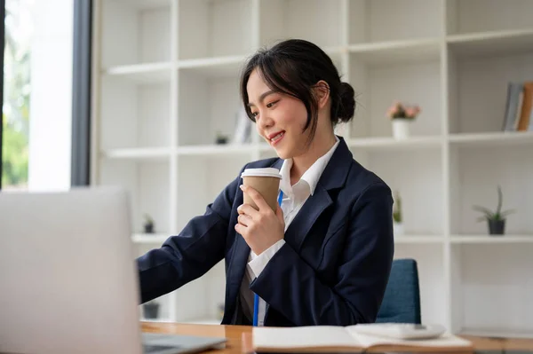 Een Mooie Professionele Aziatische Zakenvrouw Het Nippen Van Koffie Tijdens — Stockfoto