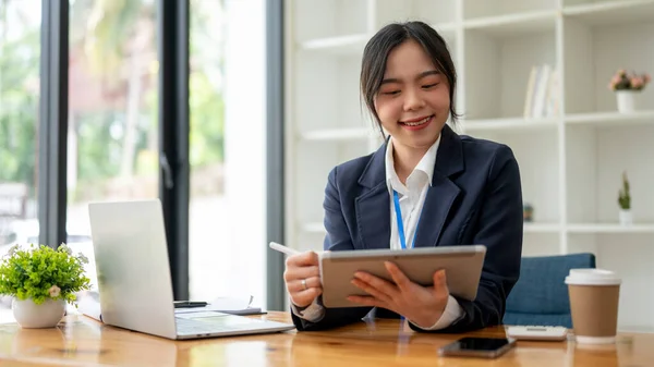 Een Mooie Aziatische Zakenvrouw Vrouwelijke Accountant Gebruikt Haar Tablet Aan — Stockfoto
