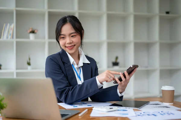 Een Mooie Gelukkige Aziatische Zakenvrouw Kijkt Naar Haar Laptop Scherm — Stockfoto