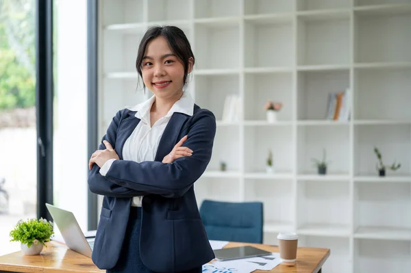 Een Zelfverzekerde Aantrekkelijke Aziatische Zakenvrouw Vrouwelijke Advocaat Een Formeel Zakenpak — Stockfoto