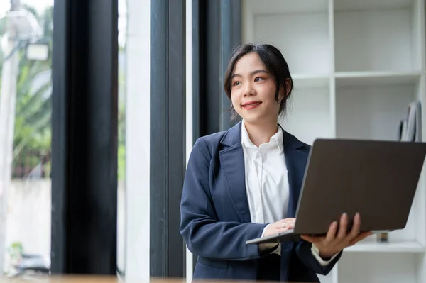 Een Mooie Professionele Aziatische Zakenvrouw Vrouwelijke Advocaat Een Formele Zakelijke — Stockfoto