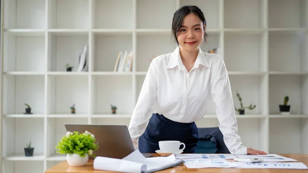 Een Aantrekkelijke Zelfverzekerde Aziatische Zakenvrouw Vrouwelijke Manager Glimlachend Naar Camera — Stockfoto