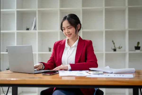 Een Mooie Succesvolle Aziatische Zakenvrouw Werkt Aan Haar Business Project — Stockfoto