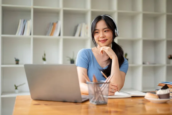 Een Mooie Jonge Aziatische Studente Glimlacht Terwijl Naar Muziek Luistert — Stockfoto