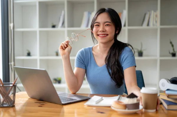 Een Charmante Gelukkige Aziatische Studente Zit Thuis Aan Haar Studietafel — Stockfoto