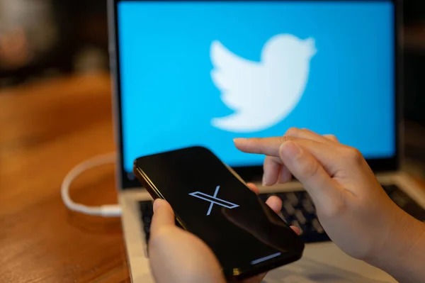 泰国清迈 2023年8月14日 一名女性在她的Iphone上使用X新的Twitter应用程序 Iphone 14屏幕上一个新的Twitter X应用程序标志的特写图像 — 图库照片