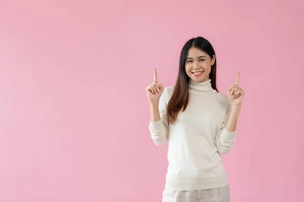 Beautiful Smiling Asian Woman Shows Her Finger Empty Space Pink — Stock Photo, Image