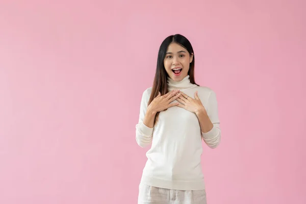 Çekici Bir Asyalı Kadın Elleri Göğsüne Dokunuyor Mutlu Heyecanlı Bir — Stok fotoğraf