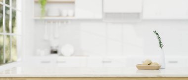 Ürününüzü arka planda bulanık beyaz bir mutfak üzerine beyaz bir masa üstünde göstermek için alanı kopyalayın. 3d görüntüleme, 3d illüstrasyon