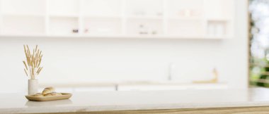 Ürününüzü arka planda bulanık, minimal beyaz bir mutfak üzerine beyaz bir masa üstünde göstermek için alanı kopyalayın. Mutfak, yemek masası, ev yemeği alanı, mutfak adası. 3d görüntüleme, 3d illüstrasyon