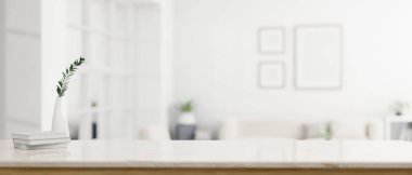 Arka planda bulanık, beyaz bir oturma odasının üzerinde fotokopi alanı, kitaplar ve minimum seramik vazo olan modern beyaz bir çalışma alanı. 3d görüntüleme, 3d illüstrasyon