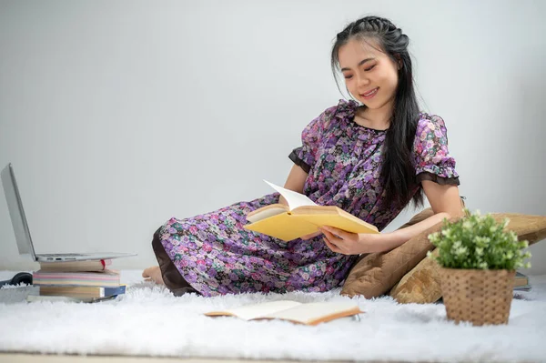 一位身穿可爱漂亮衣服的美丽的年轻亚洲女人正在家里的客厅里看书和放松 生活方式概念 — 图库照片
