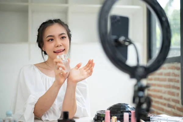 Привлекательная Профессиональная Азиатская Визажистка Девушка Влияющая Красоту Показывает Новый Продукт — стоковое фото
